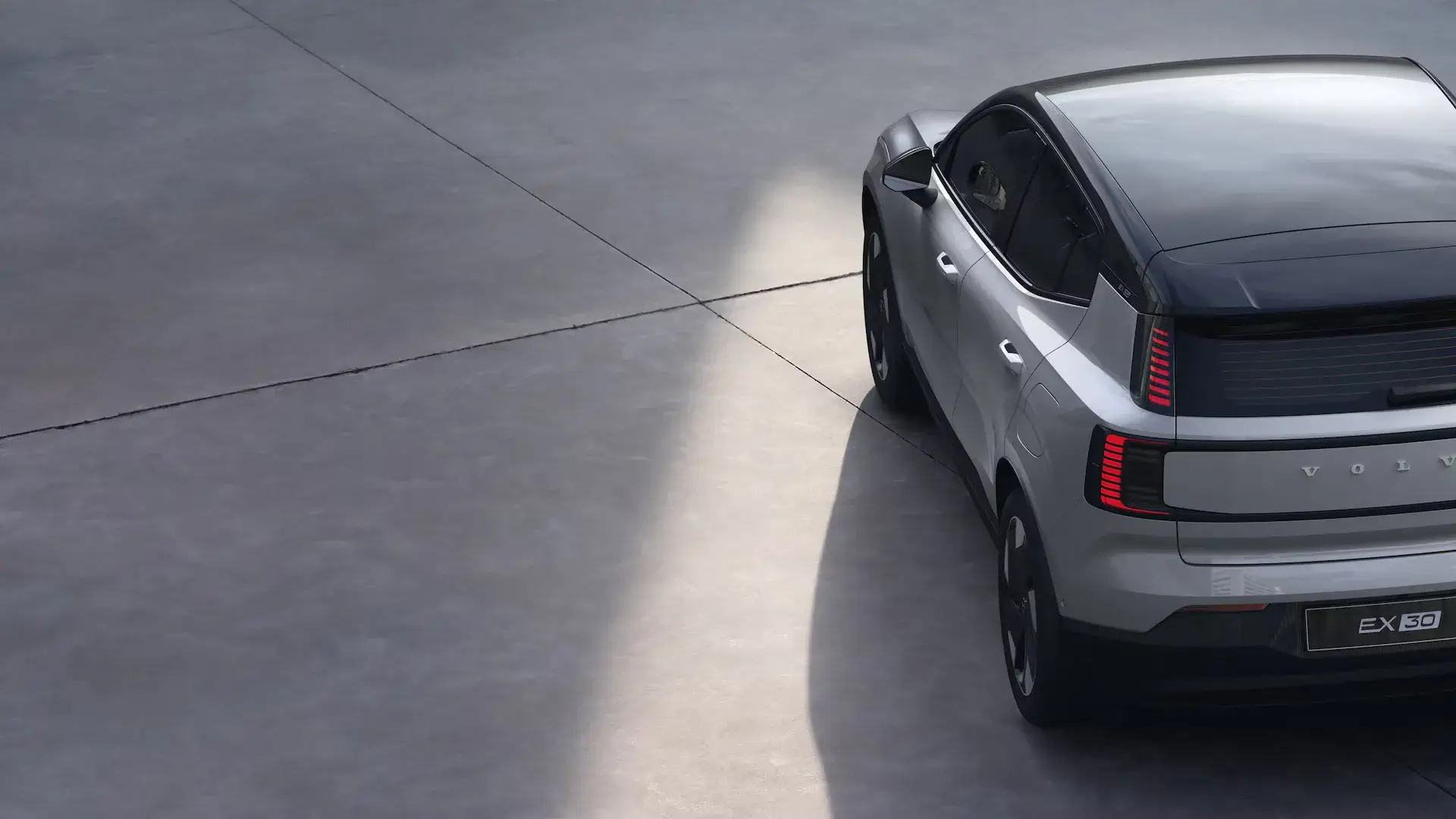 볼보 전기차 EX30 외관 이미지 후면 색상3
