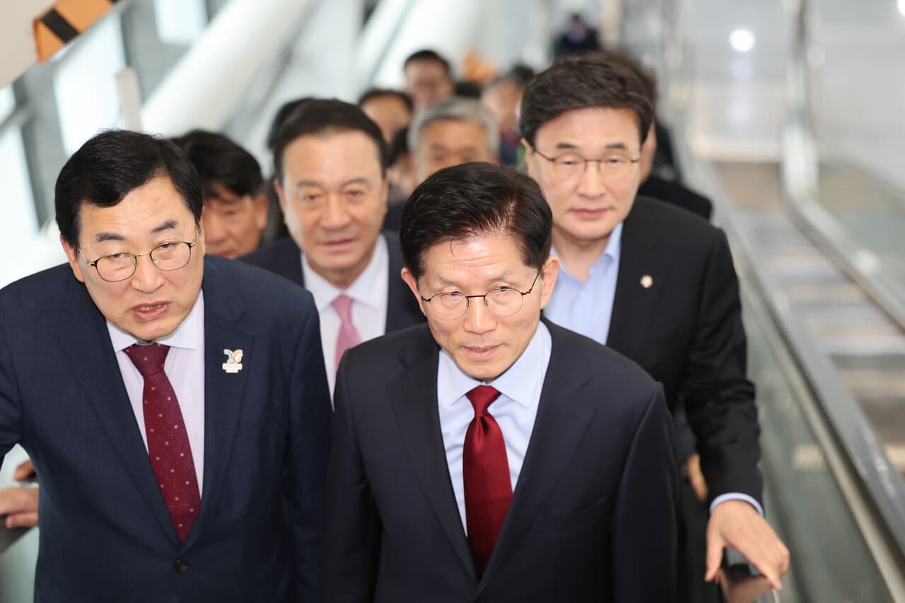 김문수 일정 중단, 단일화 압박과 국민의힘 내분의 결정적 전환점