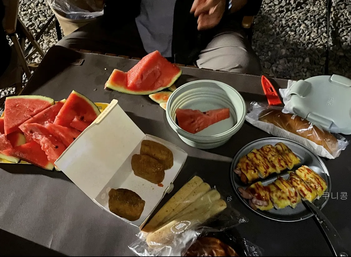 부모님과-4인-가족캠핑-자주-사용하는-캠핑용품-필수템-식기도구세트-구이바다-사용후기