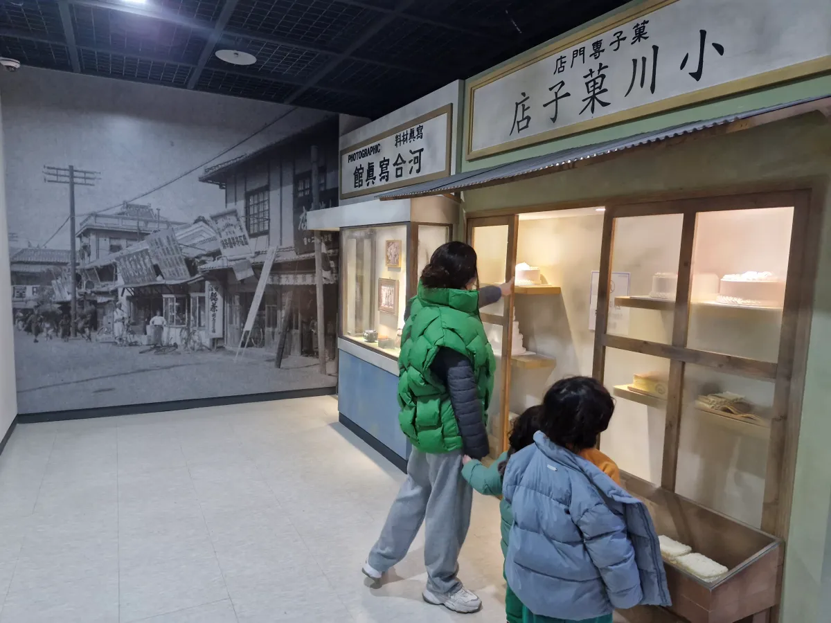 옛날-풍경의-집을-구경하는-가족