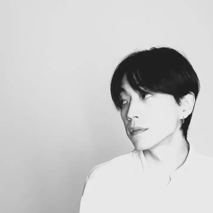 싱어게인3-
흰색배경 흑백사진 검은머리에 흰색 셔츠를 입은 47호 정면 옆을 바라보는 옆얼굴의 상반신 이미지