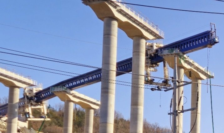 고속도로 다리 붕괴 생존자 흙더미가 살려 홈페이지