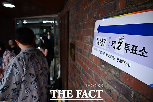 송파구 선관위 압수수색&amp;#44; 무슨 일 있었나?｜투표용지 부족 사태 수사 본격화 6&middot;3 지방선거 당시 서울 송파구 일대에서 발생한 투표용지 부족 사태와 관련해 경찰이 송파구 선거관리위원회에 대한 압수수색에 나섰습니다. 이번 압수수색은 단순한 자료 제출 요청이 아닌 강제수사라는 점에서 더욱 주목받고 있는데요. 경찰은 국민의 참정권 침해 여부와 투표용지 부족 사태의 정확한 원인을 규명하는 데 수사력을 집중하고 있습니다. 오늘은 송파구 선관위 압수수색 배경과 주요 쟁점&amp;#44; 향후 수사 전망까지 자세히 알아보겠습니다. 송파구 선관위 압수수색 전격 실시 서울경찰청 광역범죄수사대는 11일 오전부터 송파구 선거관리위원회를 포함한 선관위 관련 기관에 대한 압수수색에 착수했습니다. 이번 압수수색 대상에는 다음 기관들이 포함된 것으로 알려졌습니다. 중앙선거관리위원회 서울시선거관리위원회 송파구선거관리위원회 강남&middot;서초&middot;광진&middot;동작구 선관위 등 총 7곳에 대한 동시 압수수색이 진행됐습니다. 왜 압수수색까지 진행됐나? 이번 강제수사의 출발점은 투표용지 부족 사태였습니다. 지난 6&middot;3 지방선거 본투표 당일 서울 송파구 일부 투표소에서는 투표용지가 부족해 유권자들이 장시간 대기하거나 투표를 하지 못하는 상황이 발생했습니다. 특히 송파구는 전국에서 가장 많은 부족 사례가 보고된 지역으로 파악됐습니다. 중앙선관위 자료에 따르면 송파구에서만 약 1&amp;#44;965장의 투표용지가 부족했던 것으로 집계됐습니다. 경찰 &amp;quot;참정권 침해 여부 규명&amp;quot; 경찰은 이번 수사의 핵심을 국민 참정권 침해 여부 확인에 두고 있습니다. 압수수색 영장에는 노태악 전 중앙선관위원장과 전&middot;현직 선관위 관계자 등 10여 명이 피의자로 적시된 것으로 전해졌습니다. 적용 혐의는 다음과 같습니다. 공직선거법 위반 직무유기 직권남용 경찰은 관련 자료를 확보해 투표용지 부족 사태가 단순 행정 착오인지&amp;#44; 구조적인 문제였는지 확인할 방침입니다. 송파구에서는 어떤 일이 있었나? 언론 보도에 따르면 송파구 일부 투표소에서는 이미 오전부터 투표용지 부족 가능성이 제기됐던 것으로 나타났습니다. 그러나 중앙선관위가 실제 상황을 인지한 시점은 오후 4시 이후였고&amp;#44; 이후 대응 과정에서도 혼선이 이어졌습니다. 특히 가장 문제가 됐던 잠실 지역 일부 투표소에서는 투표 마감 시간이 임박해서야 추가 용지가 도착한 것으로 알려졌습니다. 압수수색 대상은 무엇? 경찰은 이번 압수수색을 통해 다음 자료를 확보할 것으로 보입니다. 투표용지 인쇄 관련 문서 내부 보고 체계 자료 선관위 직원 간 업무 대화 내역 투표소 운영 관련 전산 기록 CCTV 자료 및 업무 지침 특히 투표용지 수량 산정 과정에서 고의성이나 중대한 과실이 있었는지가 주요 수사 대상이 될 전망입니다. 향후 수사 전망은? 대검찰청은 이미 검&middot;경 합동수사본부를 구성해 관련 사건 수사에 착수한 상태입니다. 향후 수사는 다음 방향으로 진행될 가능성이 높습니다. 선관위 관계자 소환 조사 인쇄업체 관계자 조사 보고 체계 분석 참정권 침해 규모 확인 직무유기 여부 판단 수사 결과에 따라 관련자들에 대한 형사 책임 여부도 결정될 것으로 보입니다. 선거 신뢰 회복이 과제로 이번 송파구 선관위 압수수색은 단순한 행정 조사 차원을 넘어 선거의 공정성과 국민 신뢰 회복이라는 중요한 과제를 안고 있습니다. 선거는 민주주의의 핵심 절차인 만큼&amp;#44; 단 한 명의 유권자라도 투표권 행사에 제약을 받았다면 철저한 진상 규명이 필요하다는 목소리가 커지고 있습니다. 반면 수사 결과가 나오기 전까지는 추측이나 과도한 해석보다는 객관적인 사실 확인이 중요하다는 지적도 나오고 있습니다. 마무리 송파구 선관위 압수수색은 6&middot;3 지방선거 당시 발생한 투표용지 부족 사태의 진실을 밝히기 위한 첫 강제수사라는 점에서 의미가 큽니다. 현재까지 확인된 사실은 경찰이 중앙선관위와 송파구 선관위를 포함한 7곳을 압수수색했고&amp;#44; 국민 참정권 침해 여부를 중점적으로 조사하고 있다는 점입니다. 앞으로 검&middot;경 합동수사본부가 어떤 결론을 내릴지&amp;#44; 그리고 선관위가 어떤 재발 방지 대책을 내놓을지 관심이 집중되고 있습니다. SEO 키워드 송파구 선관위 압수수색&amp;#44; 송파 선관위 압수수색&amp;#44; 선관위 압수수색&amp;#44; 투표용지 부족 사태&amp;#44; 지방선거 논란&amp;#44; 송파구 투표용지 부족&amp;#44; 중앙선관위 수사&amp;#44; 검경 합동수사본부&amp;#44; 참정권 침해&amp;#44; 선거관리위원회
