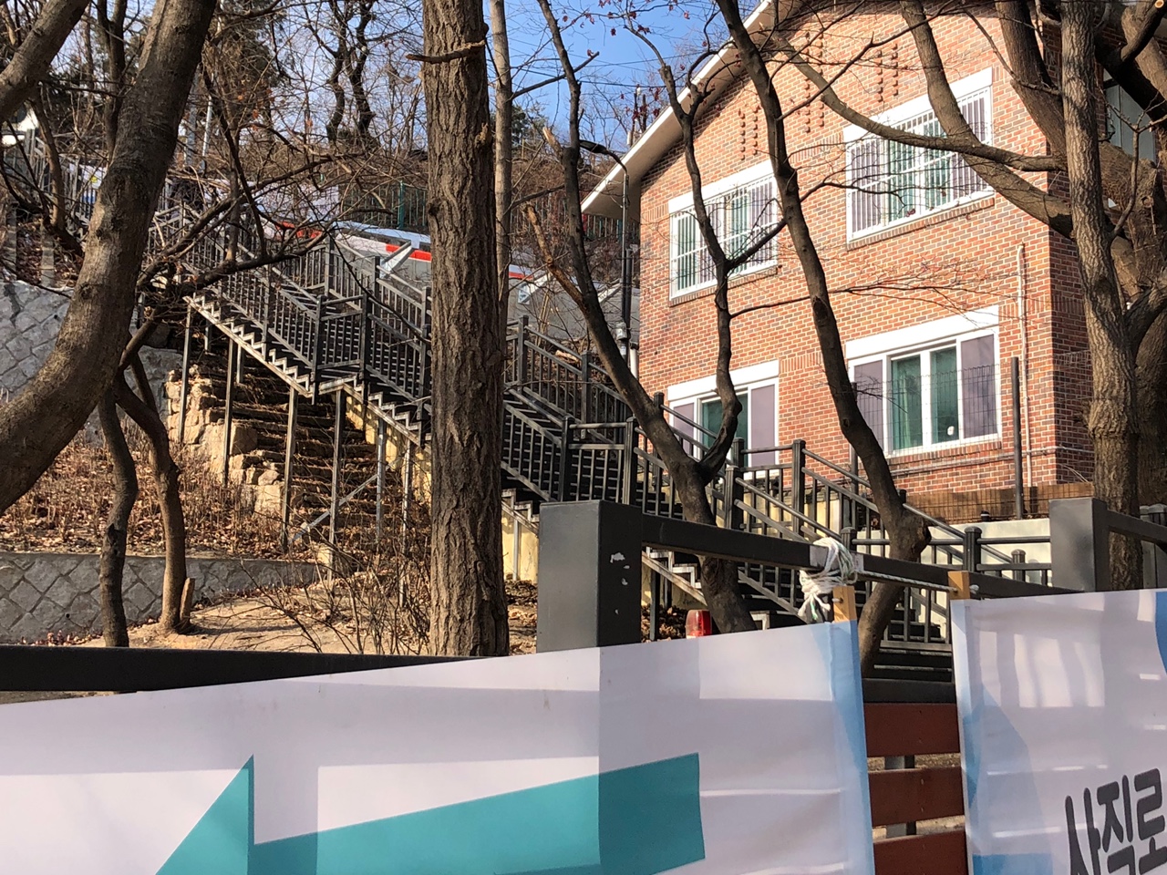 경복궁역에서-인왕산가는-계단