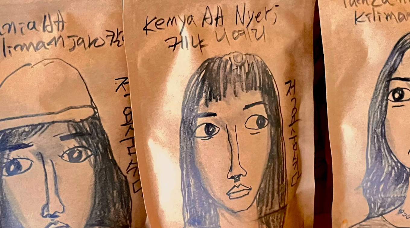 작가의 작품이 녹아있는 원두 봉투