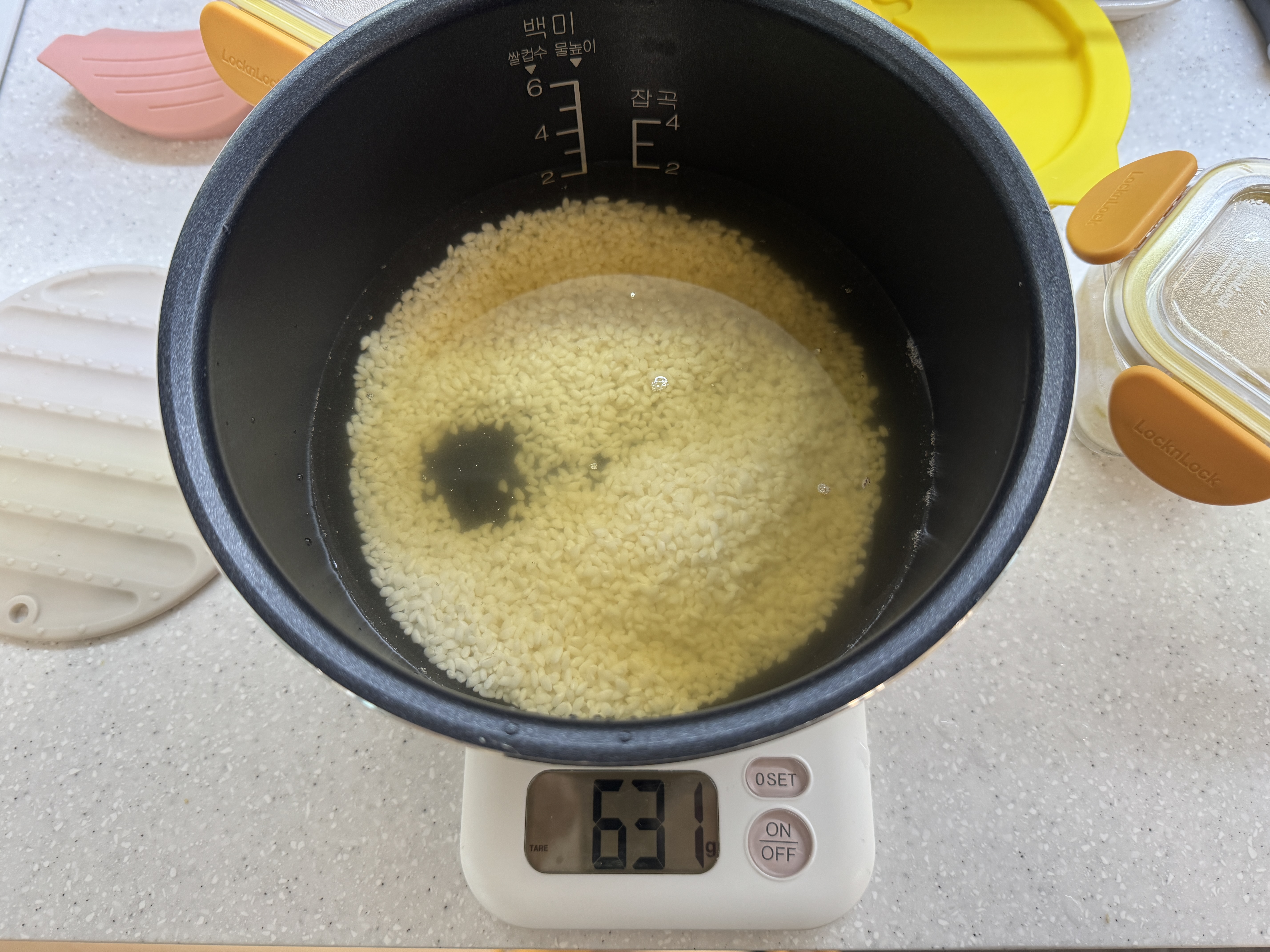 불린 쌀에 채수를 넣은 사진