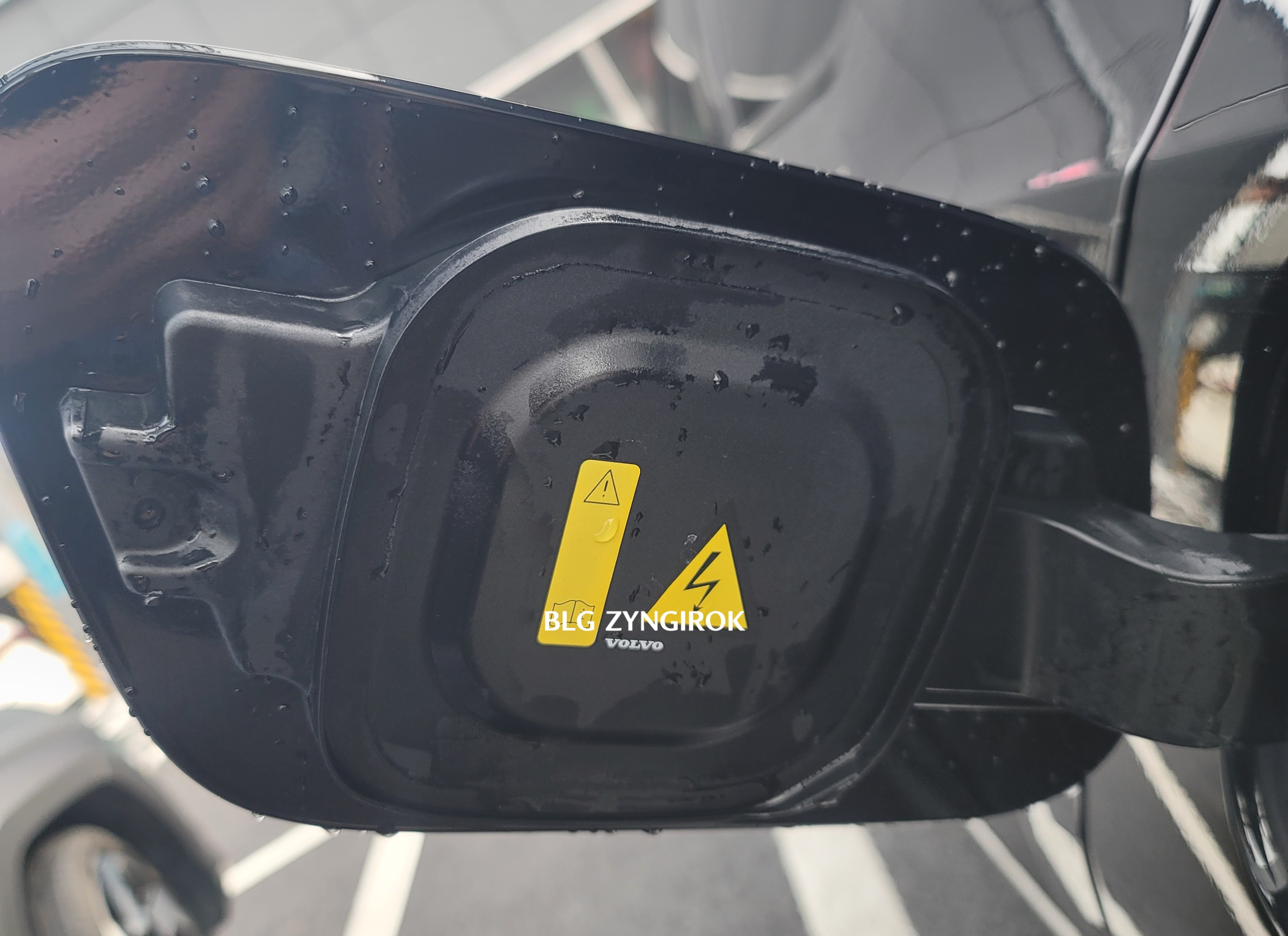 VOLVO XC40 Recharge 충전구(주유구) 뚜껑에도 물이 묻어있는 모습이다.