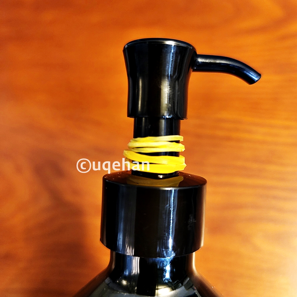 노브랜드 너르싱 헤어오일 펌프에 고무줄을 감아 놓았다.