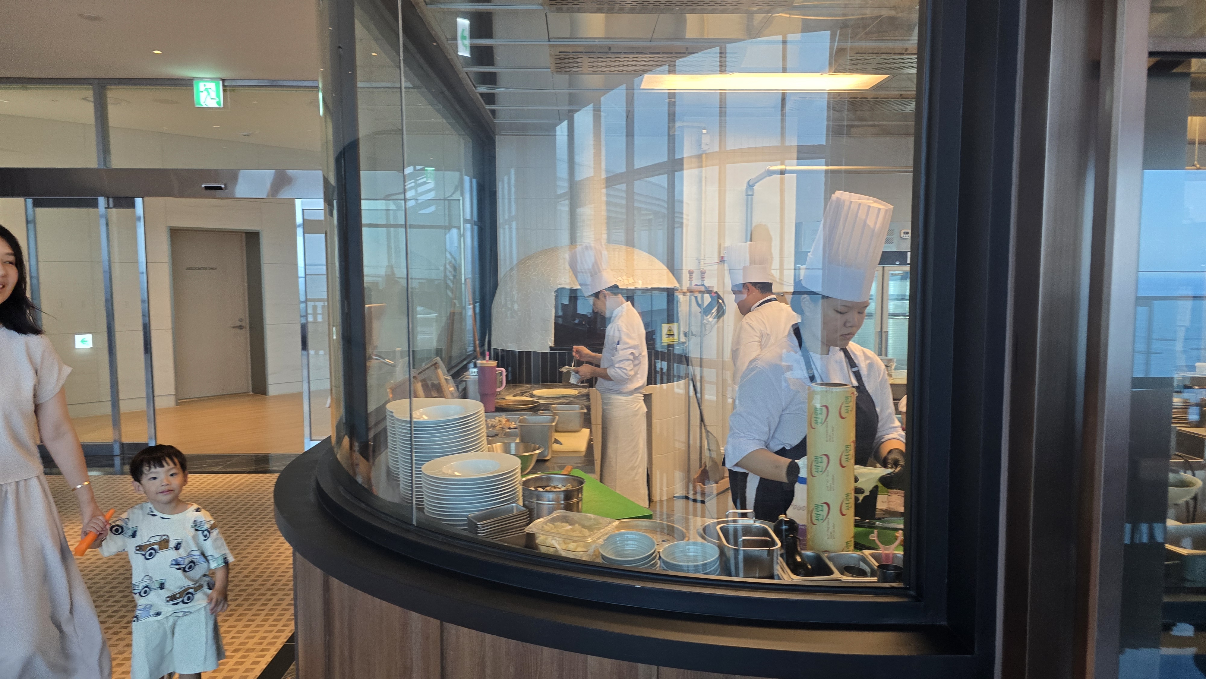 카시아 호텔 포고 레스토랑 인테리어 사진 류이 안으로 주방에서 일하는 주방장들이 보인다