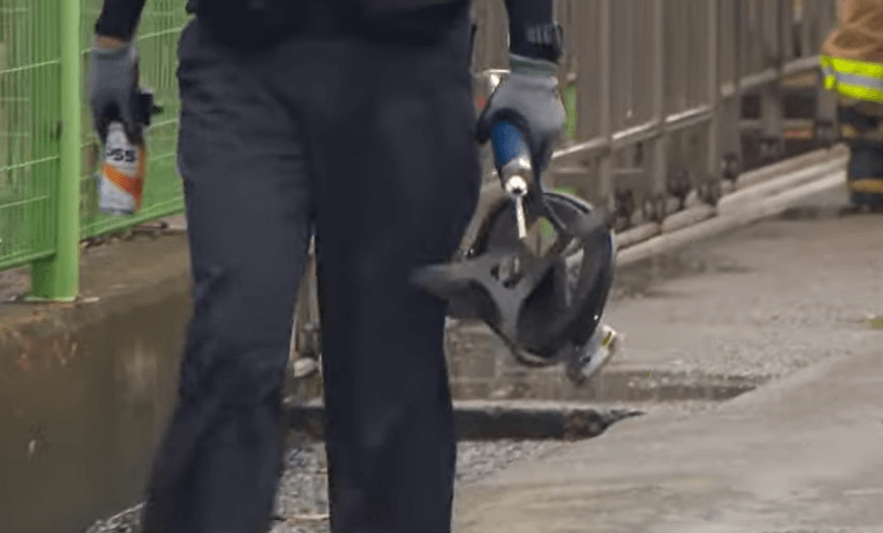 대구 황산 누출 조치를 취하러 가는 소방대원