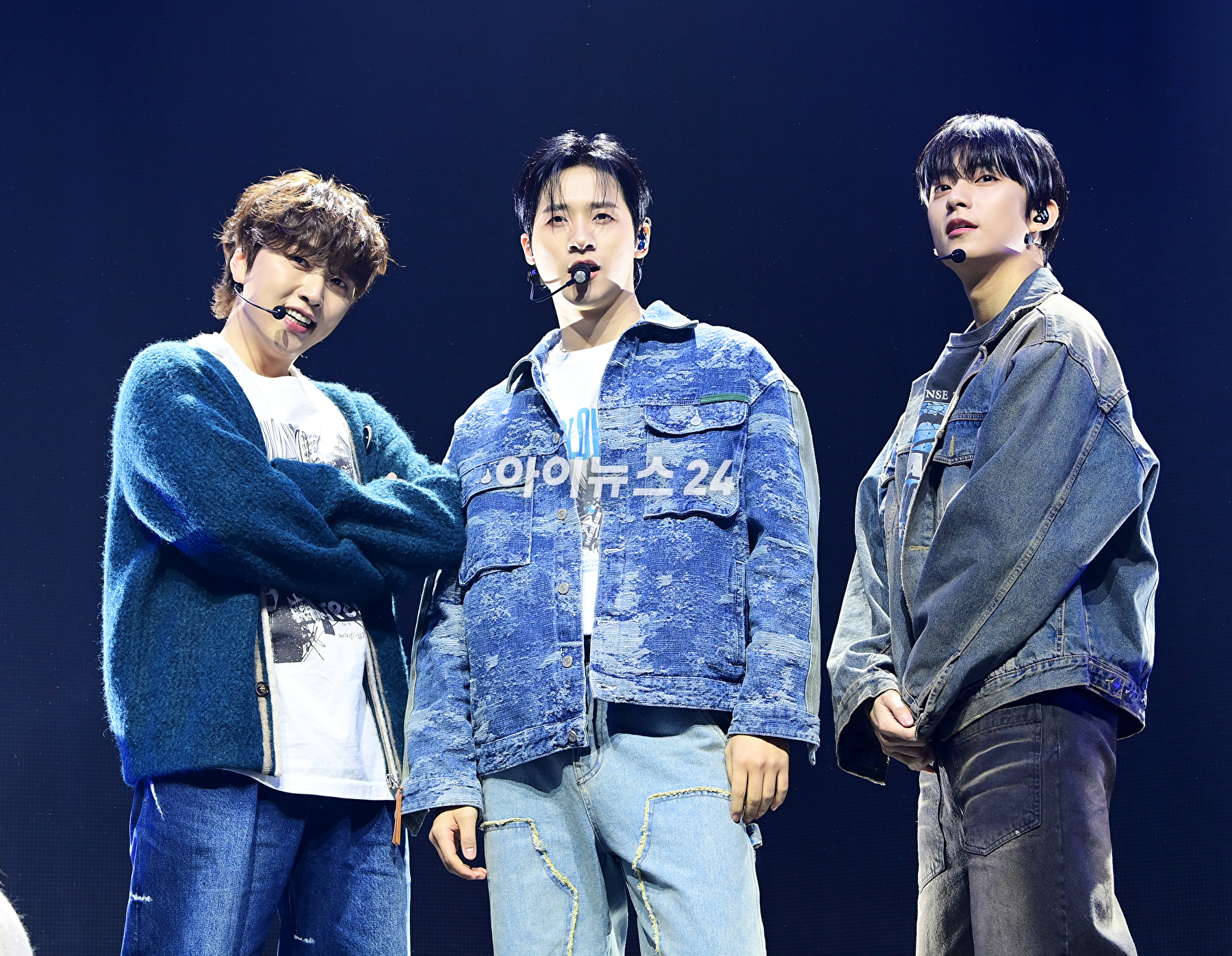 그룹 B1A4가 8일 오후 서울 광진구 예스24라이브홀에서 열린 그룹 B1A4(비원에이포) 미니 8집 &#39;커넥트(CONNECT)&#39; 발매 기념 쇼케이스에서 타이틀곡 &#39;리와인드(REWIND)&#39; 무대를 선보이고 있다. [사진=정소희 기자]