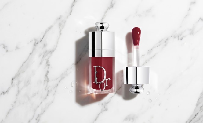 <img src="dior-addict-lip-glow-oil-packaging-luxury.jpg" alt="디올 어딕트 립 글로우 오일의 상징적인 실버 캡과 투명한 보틀 디자인 사진, Dior Addict Lip Glow Oil luxury packaging with iconic silver cap and transparent bottle">