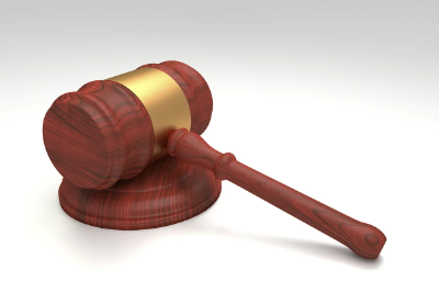 판사의-재판-방망이가-탁자에-놓여있다