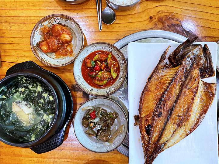 전복삼합 제주식 식당 정찬 게스트 성게 미역국 돔베고기 고등어구이 동대문구 회기동 제기동 맛집