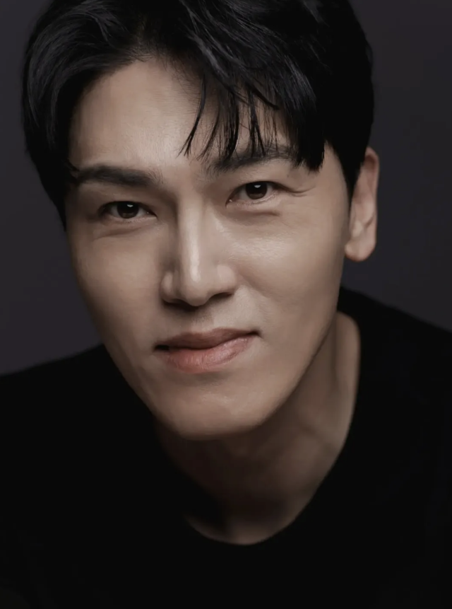 배우 정평이 공개한 2026년 프로필 인물 사진