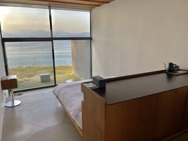 숙소내에서-바다를-바라보면서-편히-쉴수있습니다