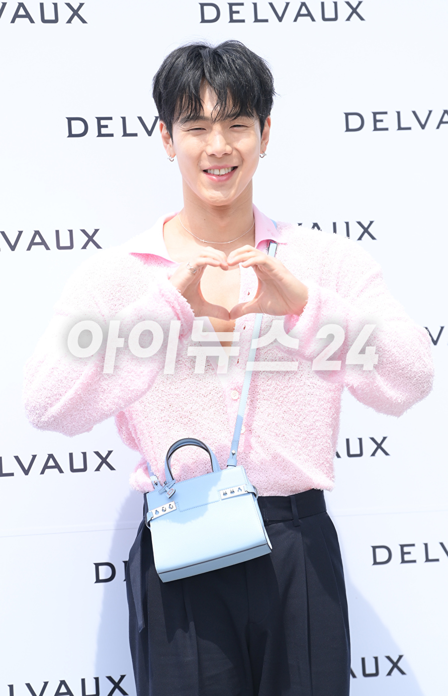 몬스타엑스 셔누가 12일 오후 서울 강남구 갤러리아 압구정점에서 진행된 델보(DELVAUX) 리뉴얼 오픈행사에 참석하고 있다. [사진=정소희 기자]