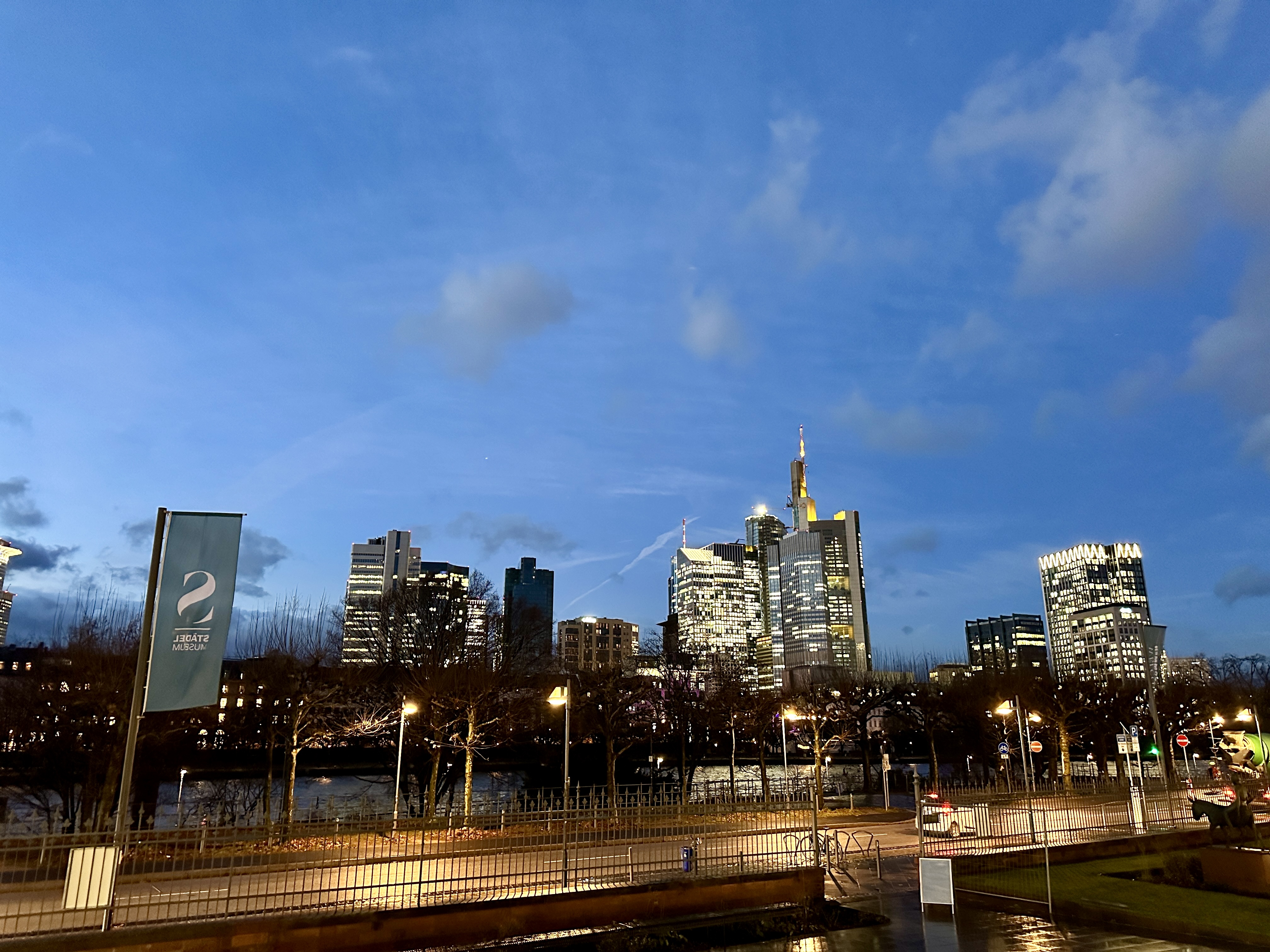 슈타델 미술관 앞 야경