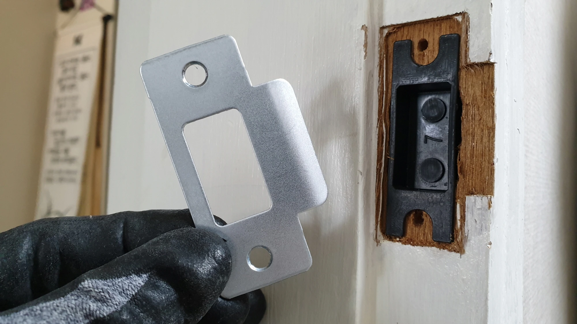 문틀 고정 부품 모습