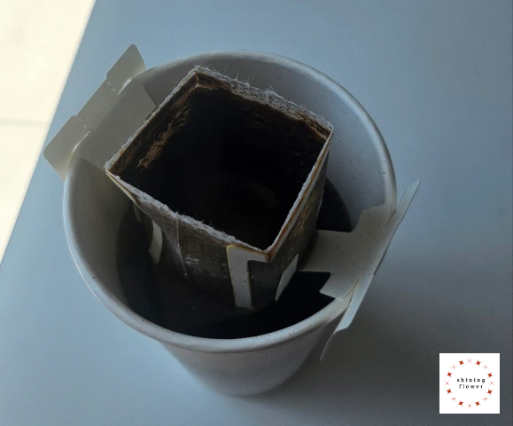 코나 드립백 골드빈 블랜딩-커피 내리는 사진