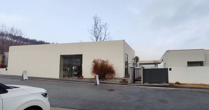 카페사네 외부모습 하얀 건물이 2개 있다