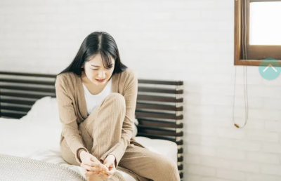 발톱이 욱신욱신 아픈 여성