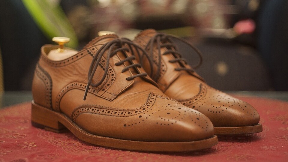 테이블 위에 놓여있는 신발