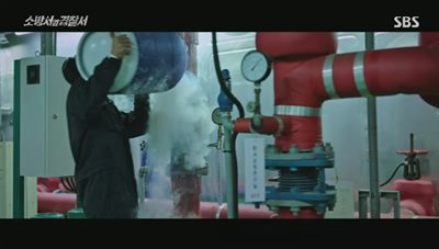 스프링 클러 밸브에 액화질소를 부어서 얼리고 있는 김래원