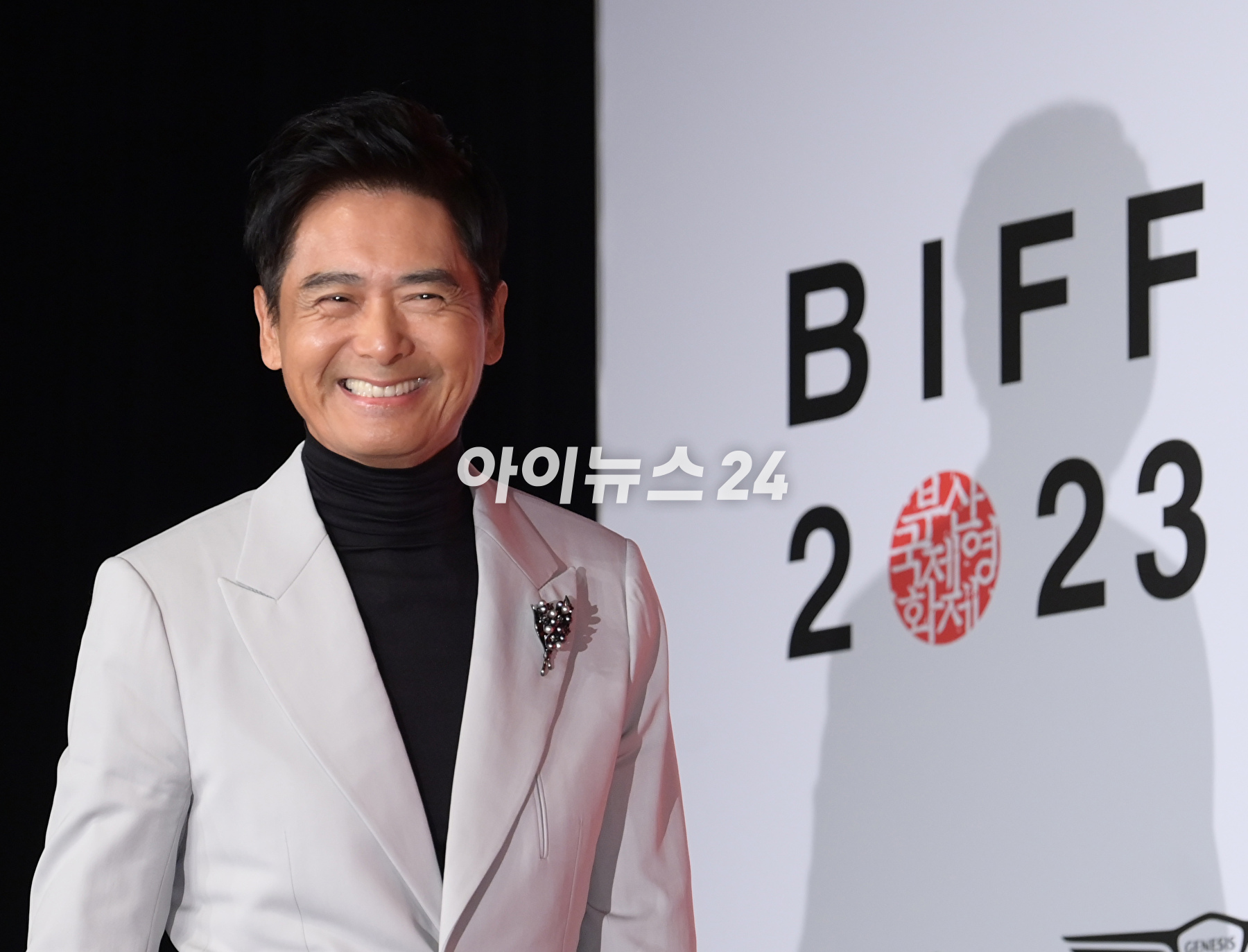 배우 주윤발(저우룬파)이&nbsp;5일 오후 부산광역시 해운대구 우동 KNN타워에서 진행된 제28회 부산국제영화제 공식 기자회견에 참석해 포토타임을 갖고 있다. [사진=정소희 기자]