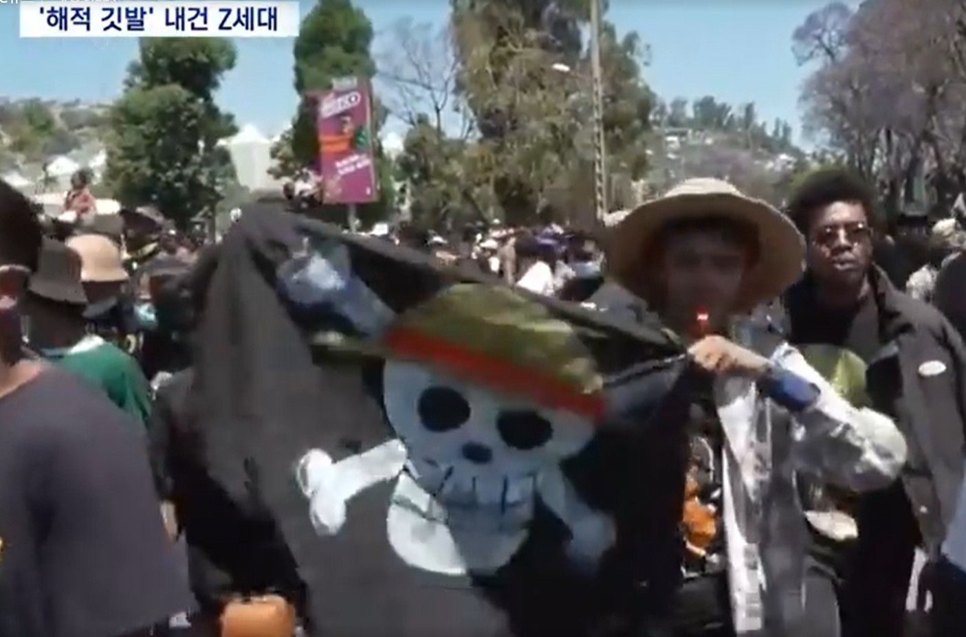 원피스 해적 깃발 들고 &lsquo;이게 나라냐&rsquo;&hellip;Z세대가 만든 전 세계 혁명 물결 관련 사진