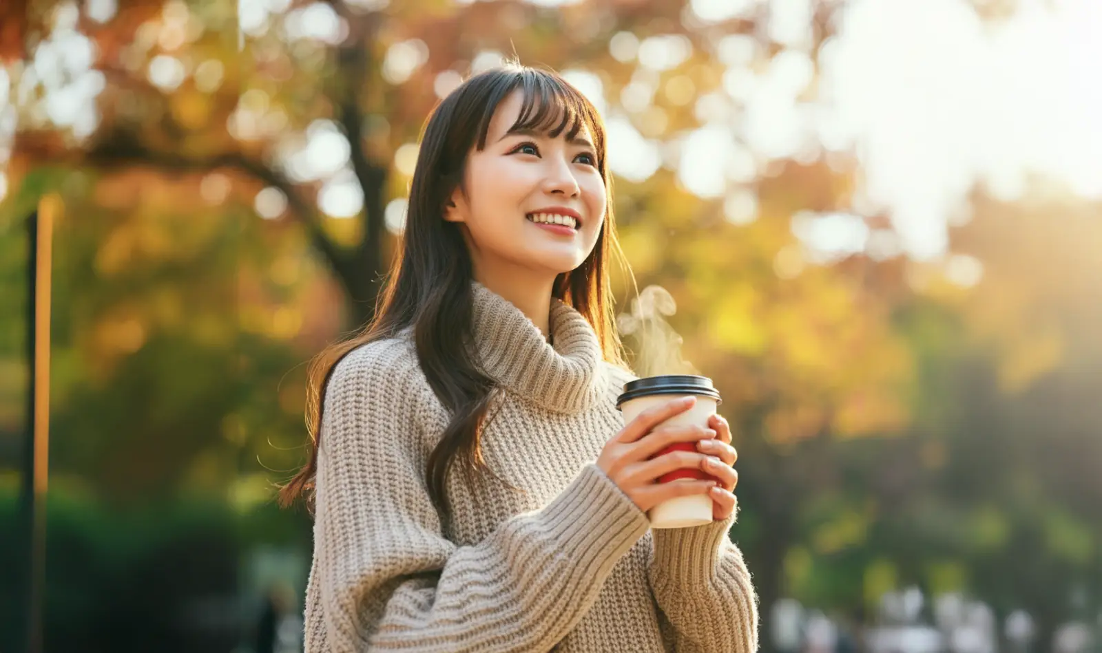 가을에 커피를 들고 있는 여성