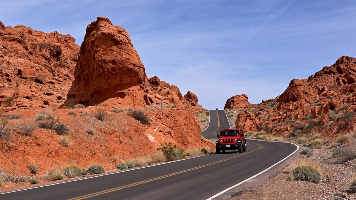 붉은 사막 도로를 달리는 자동차, IC 운전면허증과 모바일 신분증 시대의 안전한 운전 상징 이미지