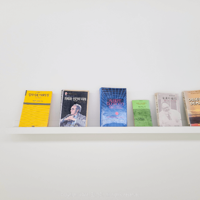 나란히-진열된-책