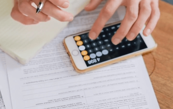 휴대전화-계산기-계산하는-사람