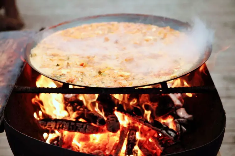 참나무 장작불의 거대한 불꽃으로 끓여낸 가마솥 솥뚜껑 닭볶음탕 가평 이영자 맛집 식당 방송 업체 가게 정보