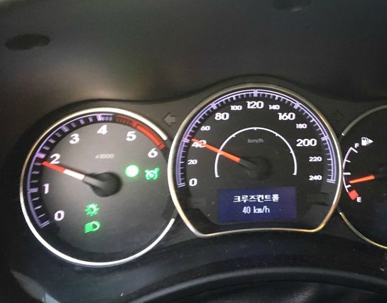 계기판에 크루즈 컨트롤 40km/h 설정 표시.