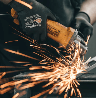 근로자가 그라인드작업을하고있다