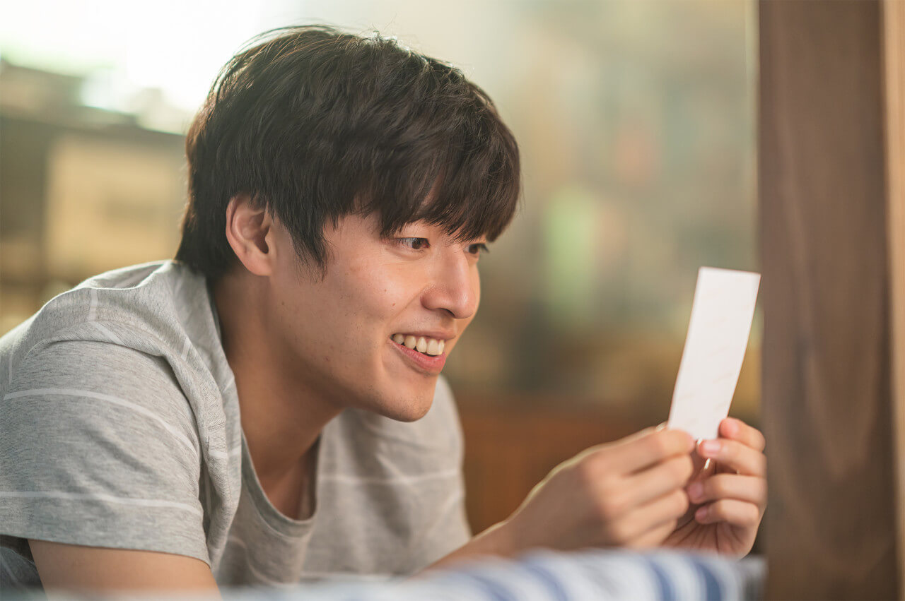 소연의 사진을 보고 좋아하는 영호