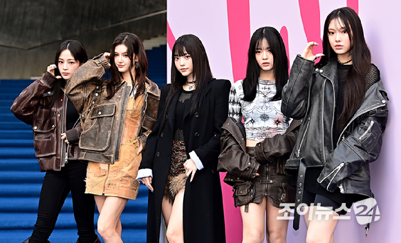 걸그룹 뉴진스가 1일 오후 서울 중구 동대문디자인플라자에서 열린 2024 가을/겨울(F/W) 서울패션위크 박소영 디자이너의 &#39;줄라이칼럼&#39;에 참석해 포토타임을 갖고 있다. [사진=곽영래 기자]
