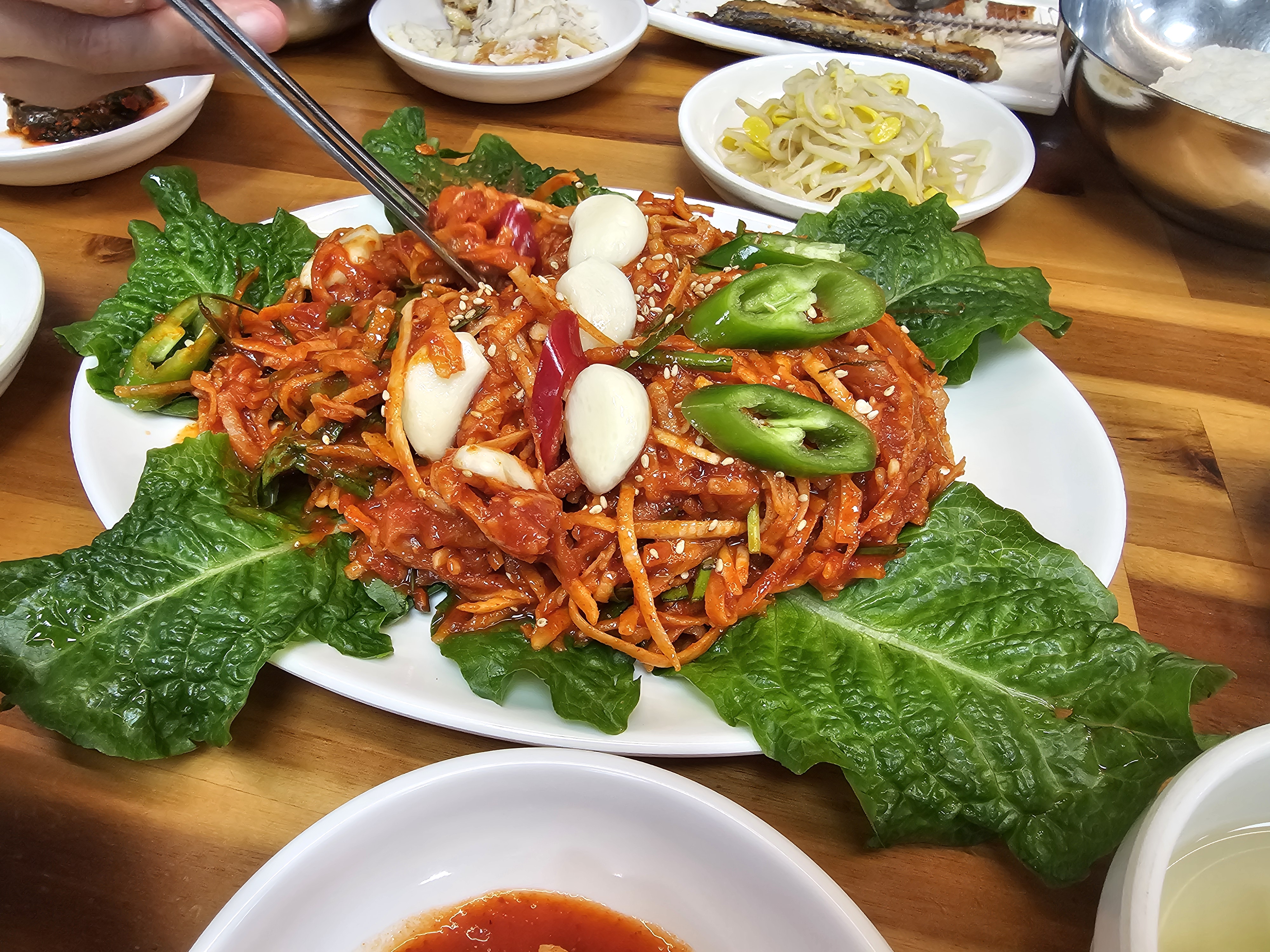 여수 삼학집 서대회무침, 초고추장에 버무린 채소와 서대살