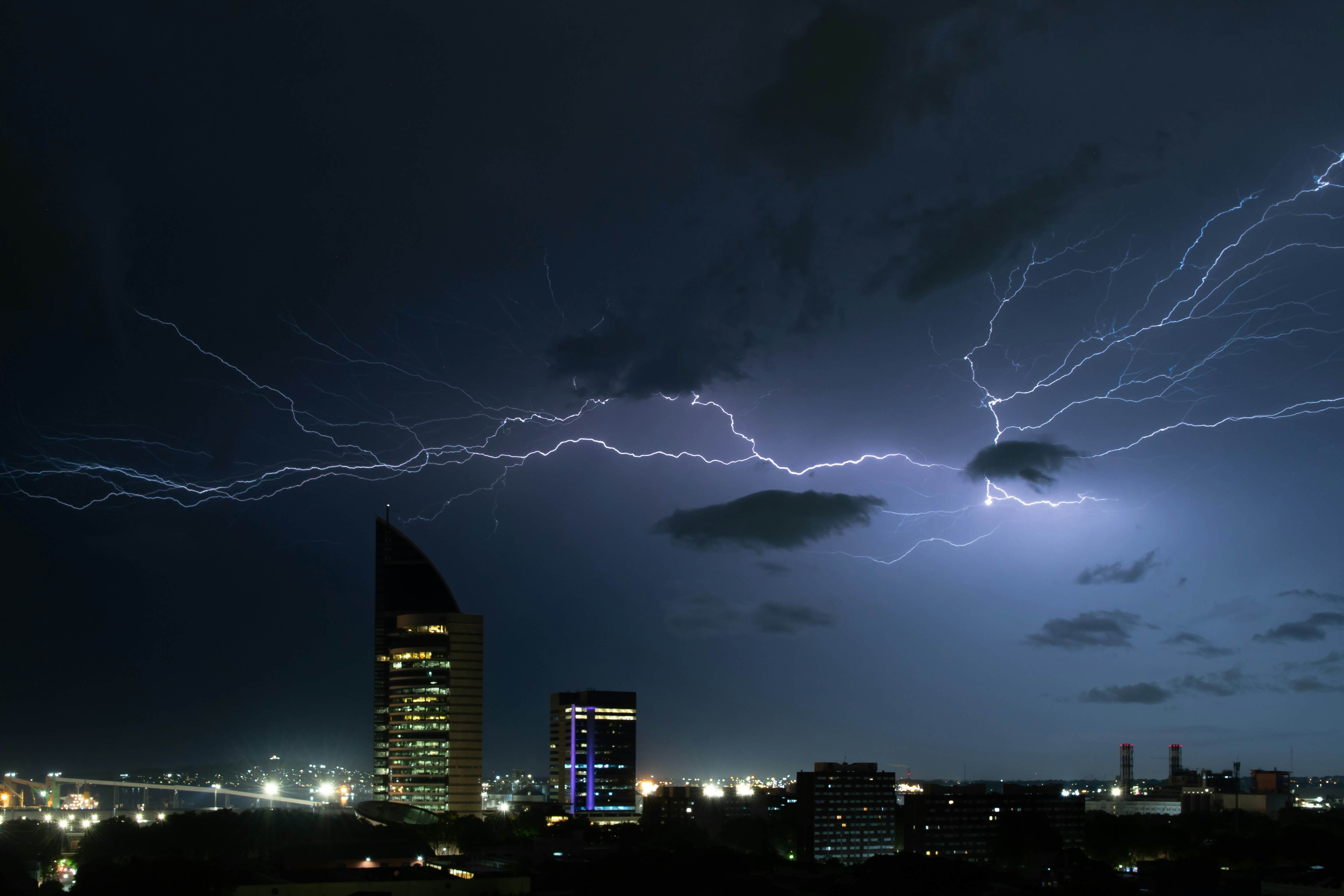 집중호우와 낙뢰, 번개