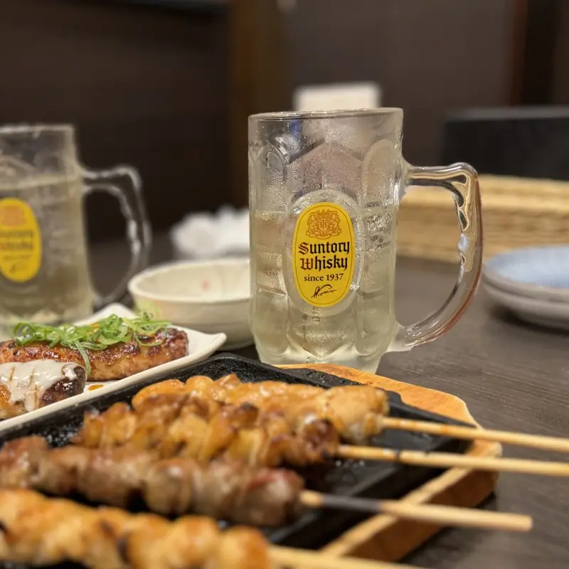 하이볼과-야키도리가-함께-있는-테이블