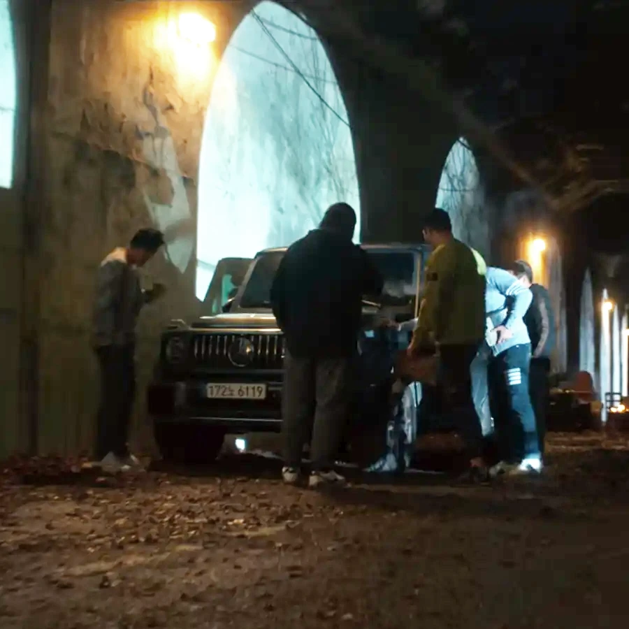 영화-길복순에서-건달들이-주차된-지바겐을-구경하는-모습