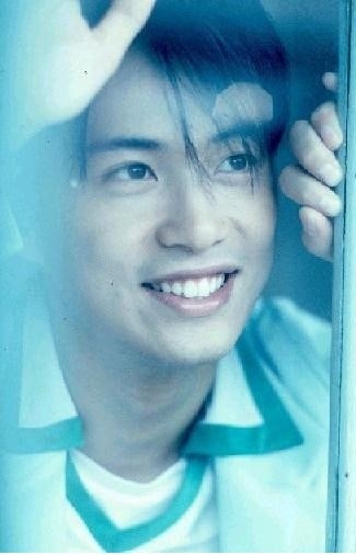 웃고 있는 가수 김원준