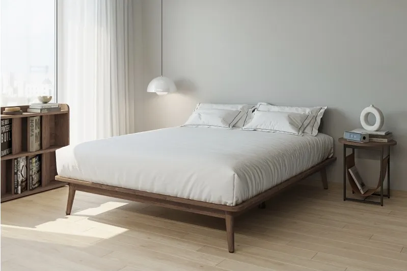 깔끔한-화이트톤의-방에-진한나무색-침대와협탁-책장이-있는-헤드없는침대-하얀색-매트리스와베개