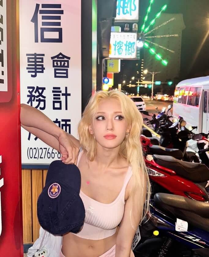 모자를들고-나시티를입은-긴머리여성의모습