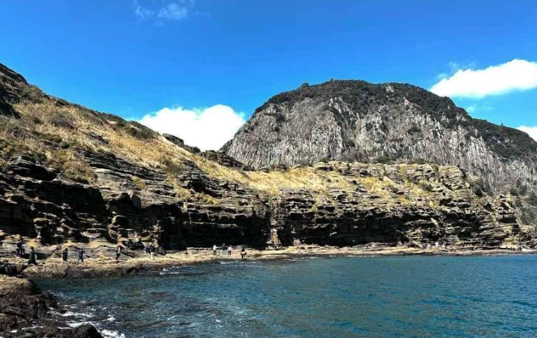 제주 용머리해안의 웅장한 사암층과 해안 절벽