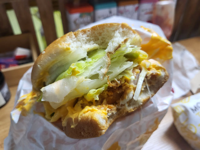 맘스터치 광교역점 딥치즈싸이버거-6