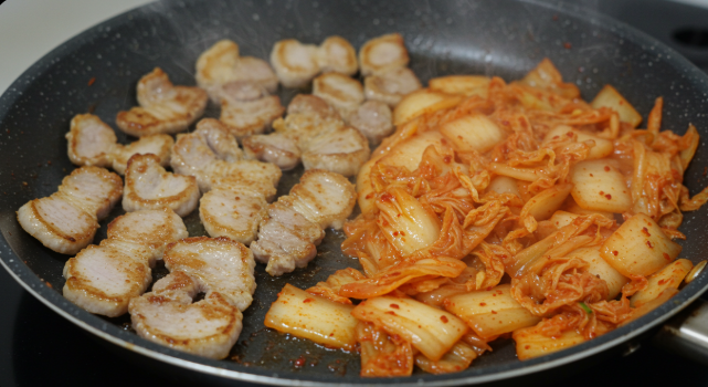 김치와 돼지고기 볶고 있는 이미지