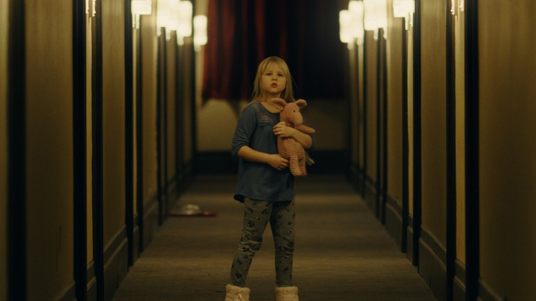 인형을 안고 있는 소녀의 모습